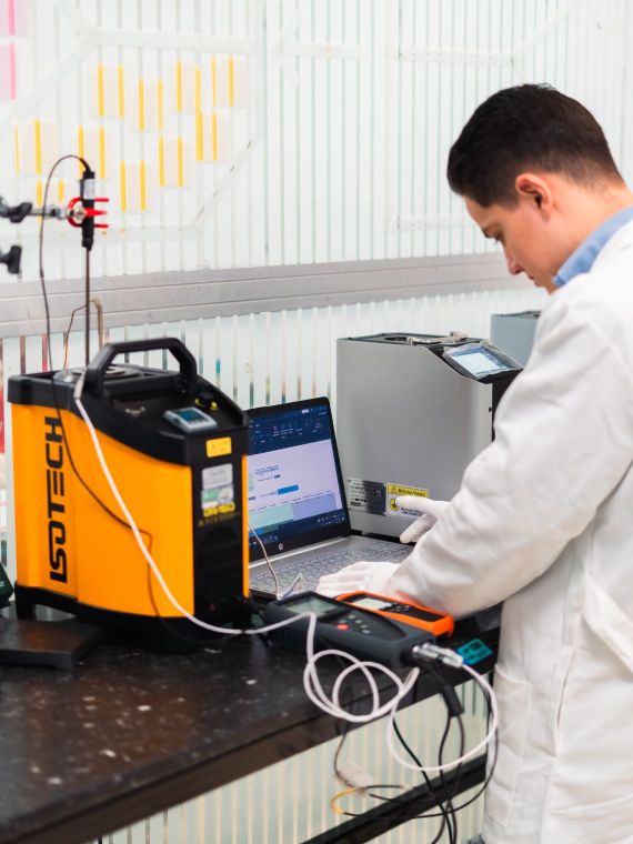 termómetros industriales, calibración de temperatura, instrumentos térmicos, medición precisa, trazabilidad térmica, certificación ONAC