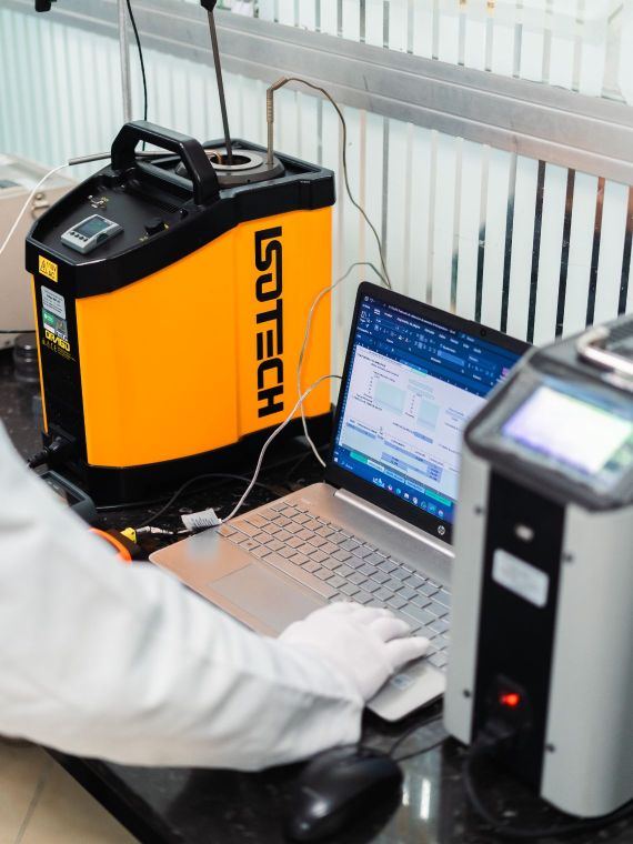 termómetros industriales, calibración de temperatura, instrumentos térmicos, medición precisa, trazabilidad térmica, certificación ONAC